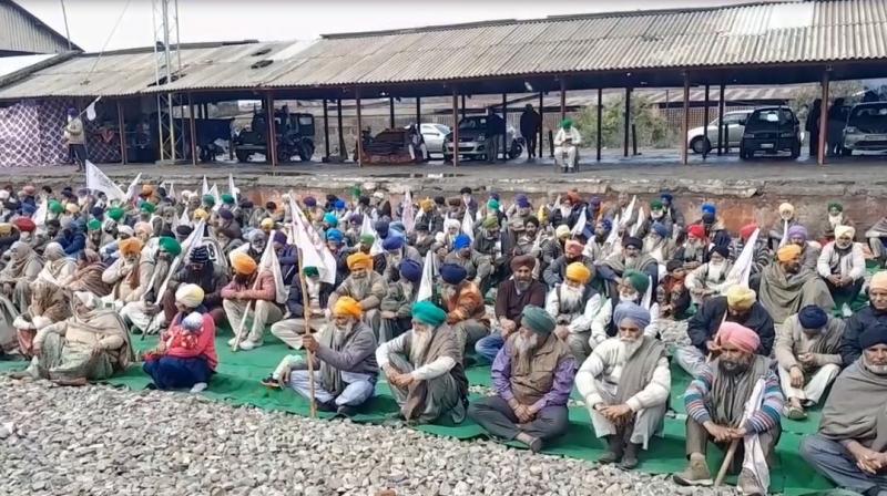 The indefinite 'rail stop movement' of farmers at Batala railway station has ended, the farmers have vacated the railway tracks. The indefinite 'rail stop movement' of farmers at Batala railway station has ended, the farmers have vacated the railway tracks.