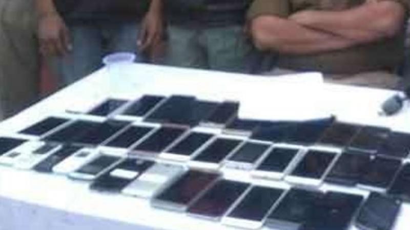 Jewelery and mobile phones seized Jewelery and mobile phones seized
