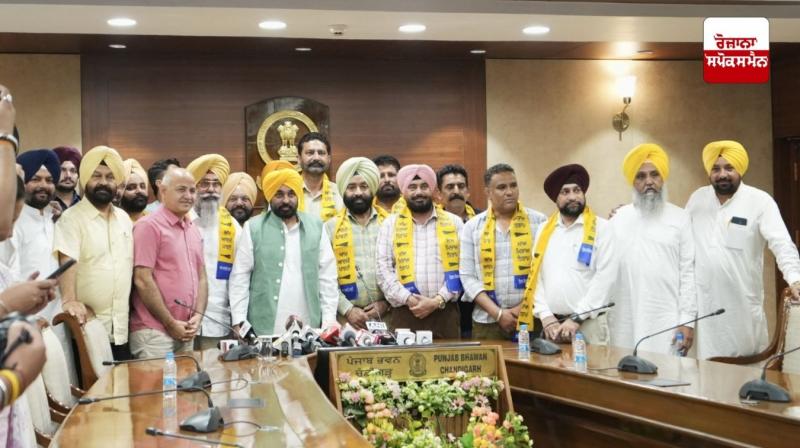 ਅਕਾਲੀ ਦਲ ਨੂੰ ਵੱਡਾ ਝਟਕਾ : ਮਾਝੇ ਦੇ ਸੀਨੀਅਰ ਅਕਾਲੀ ਆਗੂ ਹਰਮੀਤ ਸਿੰਘ ਸੰਧੂ ਆਪਣੇ ਸਾਥੀਆਂ ਸਮੇਤ 'ਆਪ' ਵਿੱਚ ਸ਼ਾਮਲ ਹੋਏ ਅਕਾਲੀ ਦਲ ਨੂੰ ਵੱਡਾ ਝਟਕਾ : ਮਾਝੇ ਦੇ ਸੀਨੀਅਰ ਅਕਾਲੀ ਆਗੂ ਹਰਮੀਤ ਸਿੰਘ ਸੰਧੂ ਆਪਣੇ ਸਾਥੀਆਂ ਸਮੇਤ 'ਆਪ' ਵਿੱਚ ਸ਼ਾਮਲ ਹੋਏ