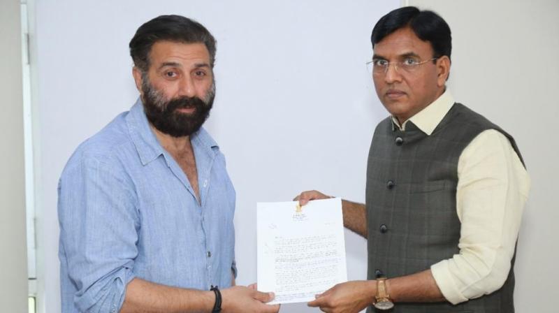 Sunny Deol Meets Union Minister Regarding Setting Up AIIMS Or PGI Satellite Center Sunny Deol Meets Union Minister Regarding Setting Up AIIMS Or PGI Satellite Center