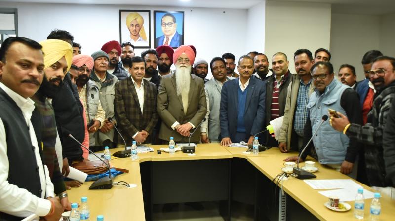 DR INDERBIR SINGH NIJJAR HELD A MEETING WITH THE REPRESNTATIVES OF SAFAI SEWAK AND MUNICIPAL WORK UNIONS