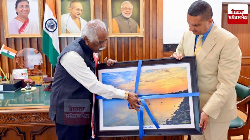 Haryana Governor unveils Harpreet Sandhu's painting on Haryana Governor unveils Harpreet Sandhu's painting on