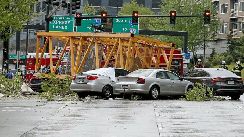 crane collapse four killed in seattle as cars are crushed
