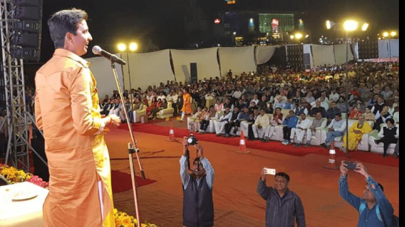 Kumar Vishwas in kavi sammelan Kumar Vishwas in kavi sammelan