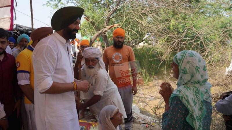 ਮੰਤਰੀ ਲਾਲਜੀਤ ਭੁੱਲਰ ਨੇ ਤਰਨਤਾਰਨ ਦੇ ਹੜ੍ਹ ਪ੍ਰਭਾਵਿਤ ਇਲਾਕਿਆਂ ਦਾ ਕੀਤਾ ਦੌਰਾ,ਜ਼ਮੀਨੀ ਪੱਧਰ 'ਤੇ ਲੋਕਾਂ ਨੂੰ ਮਿਲੇ ਮੰਤਰੀ ਲਾਲਜੀਤ ਭੁੱਲਰ ਨੇ ਤਰਨਤਾਰਨ ਦੇ ਹੜ੍ਹ ਪ੍ਰਭਾਵਿਤ ਇਲਾਕਿਆਂ ਦਾ ਕੀਤਾ ਦੌਰਾ,ਜ਼ਮੀਨੀ ਪੱਧਰ 'ਤੇ ਲੋਕਾਂ ਨੂੰ ਮਿਲੇ