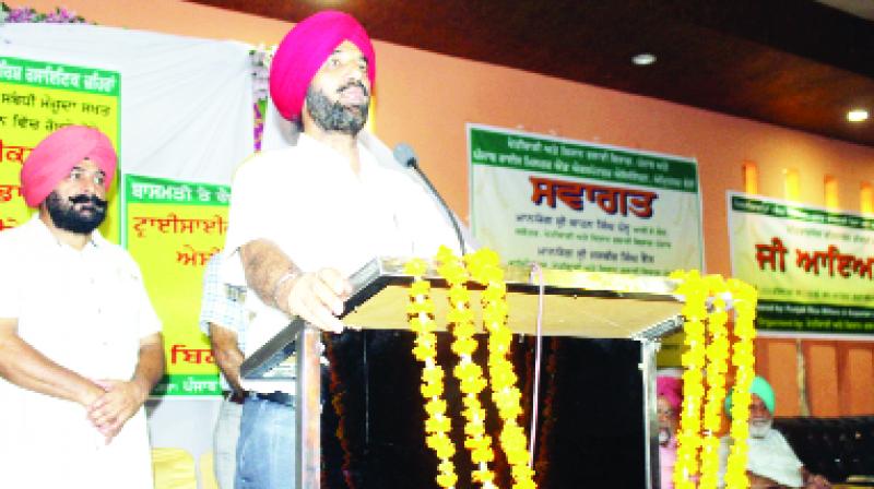 Kahan Singh Pannu addressing the seminar Kahan Singh Pannu addressing the seminar