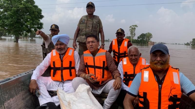 Minister Harpal Cheema and Aman Arora reviewed the relief work in the flood affected areas of Munak Minister Harpal Cheema and Aman Arora reviewed the relief work in the flood affected areas of Munak