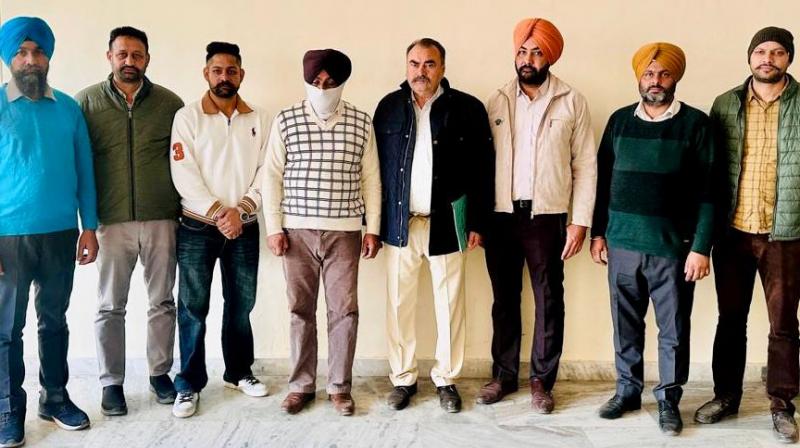 Vigilance Bureau arrests Patwari Surjit Singh accepting Rs 20,000 bribe Vigilance Bureau arrests Patwari Surjit Singh accepting Rs 20,000 bribe