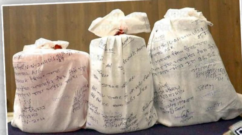 Amritsar News: Consignment of drugs seized from across the border, 3 persons arrested Amritsar News: Consignment of drugs seized from across the border, 3 persons arrested