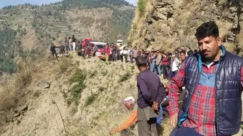 A car fell into a deep gorge in Himachal News in punjabi