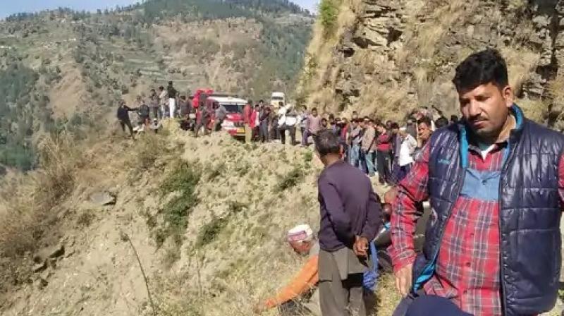 A car fell into a deep gorge in Himachal News in punjabi A car fell into a deep gorge in Himachal News in punjabi