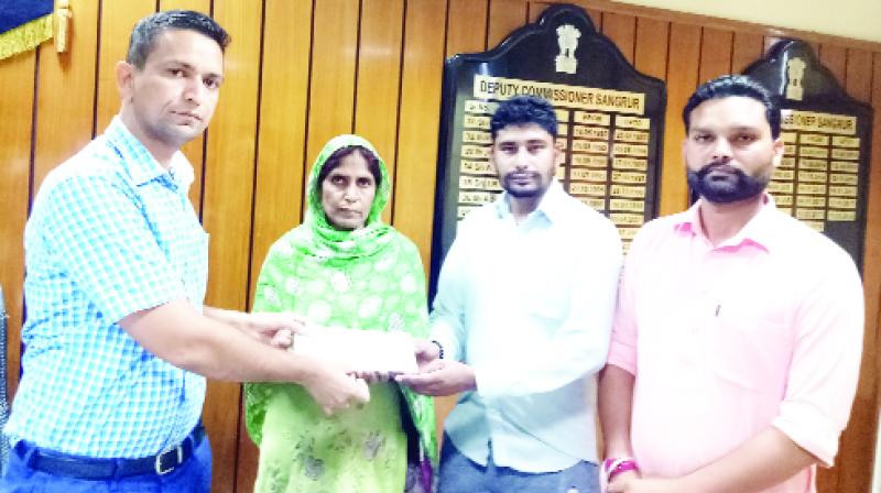 10 lakh Check giving to Pritpal's Family