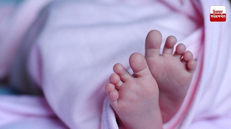 Father returns home after traveling 90 km by bus with newborn daughter's body in a bag Father returns home after traveling 90 km by bus with newborn daughter's body in a bag