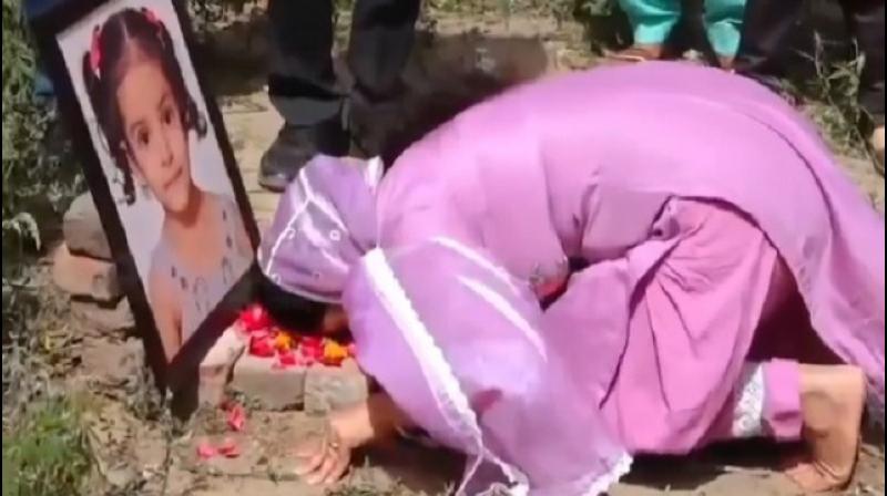 ਦਿਲਰੋਜ਼ ਦੀ ਮਾਤਾ ਸ਼ਰਧਾਂਜਲੀ ਦਿੰਦੇ ਹੋਏ ਦਿਲਰੋਜ਼ ਦੀ ਮਾਤਾ ਸ਼ਰਧਾਂਜਲੀ ਦਿੰਦੇ ਹੋਏ