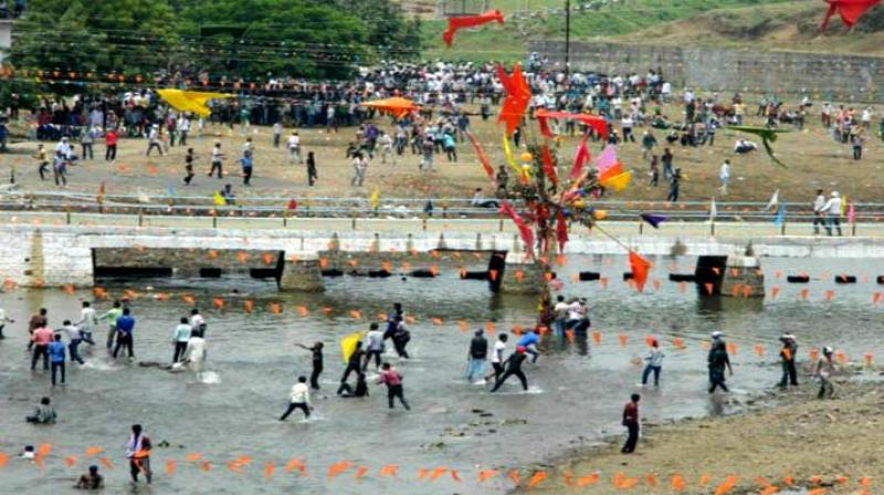 Stone pelting festival organised in Chhindwara, 1 killed; over 300 injured