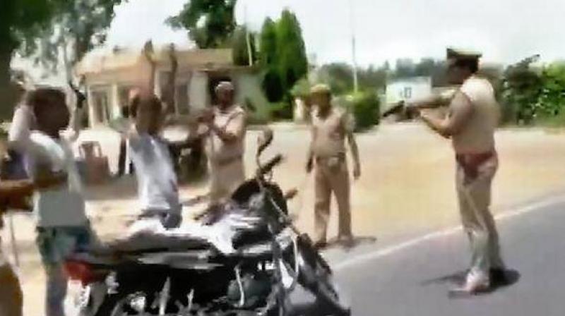 U.P. police frisk bikers at Gunpoint U.P. police frisk bikers at Gunpoint