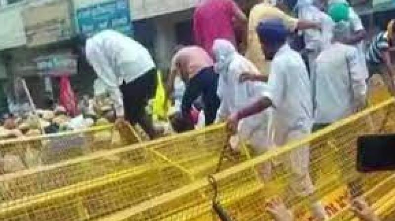 Clashes between farmers and police in Haryana, broken barricades Clashes between farmers and police in Haryana, broken barricades