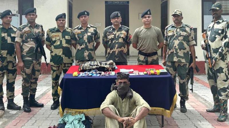 BSF ਦੇ ਜਵਾਨ ਆਰੋਪੀ ਬਾਰੇ ਜਾਣਕਾਰੀ ਦਿੰਦੇ ਹੋਏ BSF ਦੇ ਜਵਾਨ ਆਰੋਪੀ ਬਾਰੇ ਜਾਣਕਾਰੀ ਦਿੰਦੇ ਹੋਏ