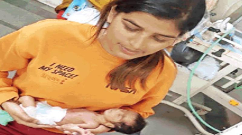 The mother passed away giving birth to the girl, the father did not support her, 27-year-old Gagan gave the girl a shadow of affection. The mother passed away giving birth to the girl, the father did not support her, 27-year-old Gagan gave the girl a shadow of affection.