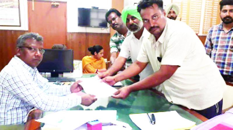 Giving a Memorandum to the DC to Issue his Salaries, the Former Thermal Workers Giving a Memorandum to the DC to Issue his Salaries, the Former Thermal Workers