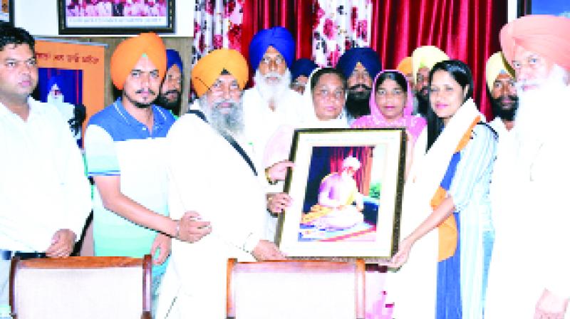 Jathedar Karnail Singh Panjoli and others Honoring Alka Meena Jathedar Karnail Singh Panjoli and others Honoring Alka Meena