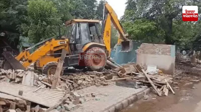 In Chandigarh, the administration bulldozed 2500 slums. In Chandigarh, the administration bulldozed 2500 slums.