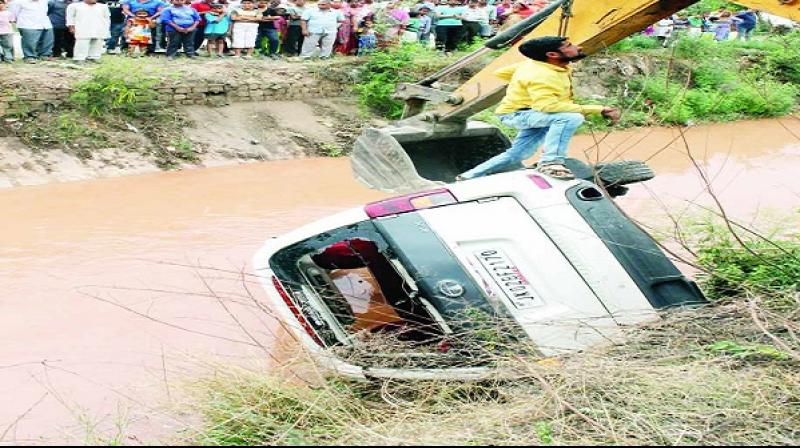 The vehicle of a Deputy Chief Minister's caravan fell into the canal: Jammu The vehicle of a Deputy Chief Minister's caravan fell into the canal: Jammu