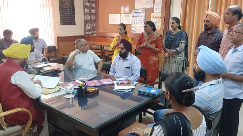 Power Minister conducts surprise check in PSPCL office to check attendance Power Minister conducts surprise check in PSPCL office to check attendance