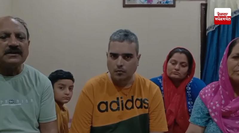 ਸੁਨੀਲ ਕੁਮਾਰ ਦੇ ਪਰਿਵਾਰਕ ਮੈਂਬਰ ਗੱਲਬਾਤ ਕਰਦੇ ਹੋਏ ਸੁਨੀਲ ਕੁਮਾਰ ਦੇ ਪਰਿਵਾਰਕ ਮੈਂਬਰ ਗੱਲਬਾਤ ਕਰਦੇ ਹੋਏ