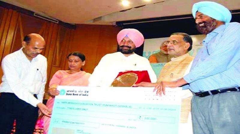 Radha Mohan Singh recieving  Award