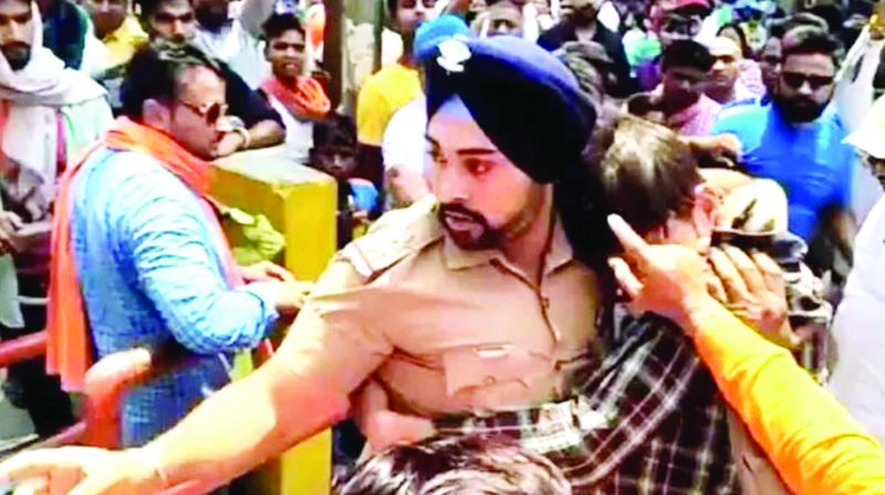Gagandeep Singh protecting Muslim Guy Gagandeep Singh protecting Muslim Guy