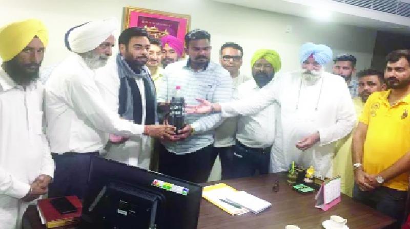 AAP leader handed over bottle of contanimented water to MLAs AAP leader handed over bottle of contanimented water to MLAs