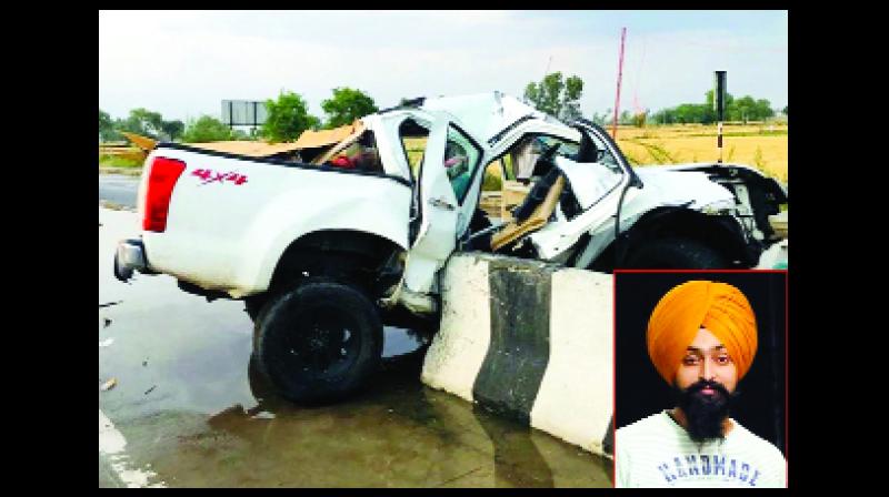 ਹਾਦਸੇ ਦੌਰਾਨ ਨੁਕਸਾਨੀ ਗਈ ਕਾਰ ਅਤੇ ਇਨਸੈੱਟ 'ਚ ਇੰਦਰਜੀਤ ਸਿੰਘ ਦੀ ਪੁਰਾਣੀ ਤਸਵੀਰ। ਹਾਦਸੇ ਦੌਰਾਨ ਨੁਕਸਾਨੀ ਗਈ ਕਾਰ ਅਤੇ ਇਨਸੈੱਟ 'ਚ ਇੰਦਰਜੀਤ ਸਿੰਘ ਦੀ ਪੁਰਾਣੀ ਤਸਵੀਰ।