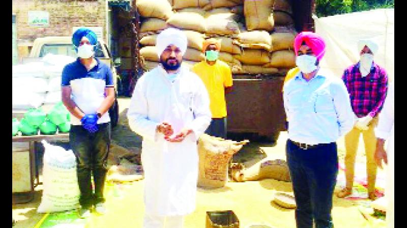ਚੰਨੀ ਨੇ ਰਤਨਗੜ੍ਹ 'ਚ ਲੋੜਵੰਦਾਂ ਨੂੰ ਮੁਫ਼ਤ ਰਾਸ਼ਨ ਵੰਡਿਆ ਚੰਨੀ ਨੇ ਰਤਨਗੜ੍ਹ 'ਚ ਲੋੜਵੰਦਾਂ ਨੂੰ ਮੁਫ਼ਤ ਰਾਸ਼ਨ ਵੰਡਿਆ
