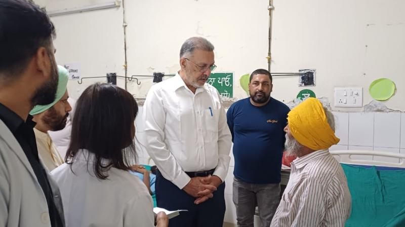 ਸਿਹਤ ਮੰਤਰੀ ਬਲਬੀਰ ਸਿੰਘ ਹਸਪਤਾਲ ’ਚ ਮਰੀਜ਼ ਨਾਲ ਗੱਲਬਾਤ ਕਰਦੇ ਹੋਏ ਸਿਹਤ ਮੰਤਰੀ ਬਲਬੀਰ ਸਿੰਘ ਹਸਪਤਾਲ ’ਚ ਮਰੀਜ਼ ਨਾਲ ਗੱਲਬਾਤ ਕਰਦੇ ਹੋਏ
