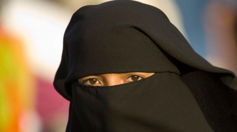 The woman in Burqa burned the Imam near the mosque The woman in Burqa burned the Imam near the mosque