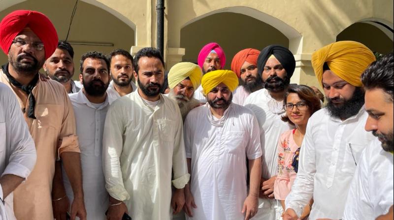 AAP workers surround Captain's Siswan farmhouse AAP workers surround Captain's Siswan farmhouse