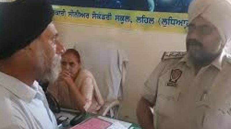 Shameful: The teacher molested the female students Shameful: The teacher molested the female students