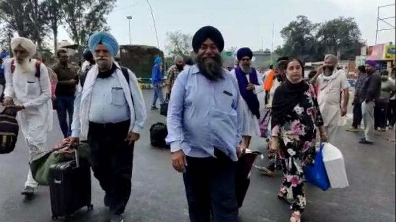 816 Sikh pilgrims return from pakistan 816 Sikh pilgrims return from pakistan