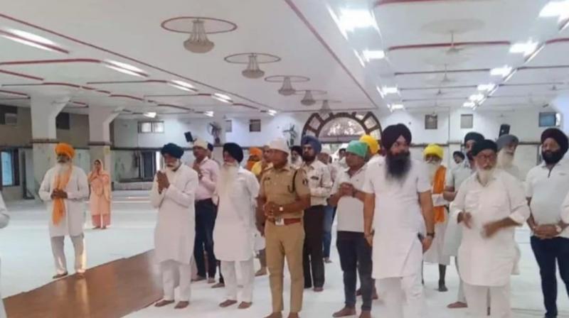 ਗੁਰਦੁਆਰਾ ਸਾਹਿਬ ’ਚ ਪੁਲਿਸ ਕਰਮਚਾਰੀ ਮਾਫ਼ੀ ਮੰਗਣ ਪਹੁੰਚੇ ਗੁਰਦੁਆਰਾ ਸਾਹਿਬ ’ਚ ਪੁਲਿਸ ਕਰਮਚਾਰੀ ਮਾਫ਼ੀ ਮੰਗਣ ਪਹੁੰਚੇ
