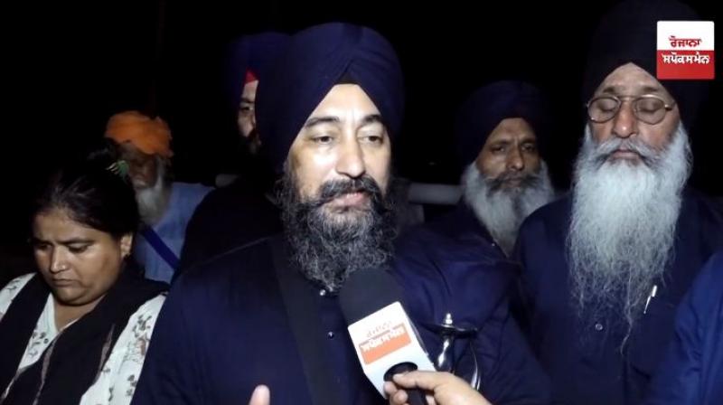 ਪੱਤਰਕਾਰਾਂ ਨਾਲ ਭਾਈ ਬਲਦੇਵ ਸਿੰਘ ਵਡਾਲਾ ਗੱਲਬਾਤ ਕਰਦੇ ਹੋਏ ਪੱਤਰਕਾਰਾਂ ਨਾਲ ਭਾਈ ਬਲਦੇਵ ਸਿੰਘ ਵਡਾਲਾ ਗੱਲਬਾਤ ਕਰਦੇ ਹੋਏ
