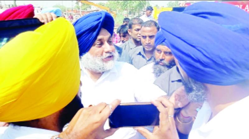 Sukhbir Singh Badal Giving information to the media persons 
