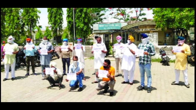 ਨਗਰ ਕੌਂਸਲ ਲਾਲੜੂ ਮੁਹਰੇ ਰੋਸ਼ ਪ੍ਰਦਰਸ਼ਨ ਕਰਦੇ ਹੋਏ ਆਪ ਆਗੂ। ਨਗਰ ਕੌਂਸਲ ਲਾਲੜੂ ਮੁਹਰੇ ਰੋਸ਼ ਪ੍ਰਦਰਸ਼ਨ ਕਰਦੇ ਹੋਏ ਆਪ ਆਗੂ।