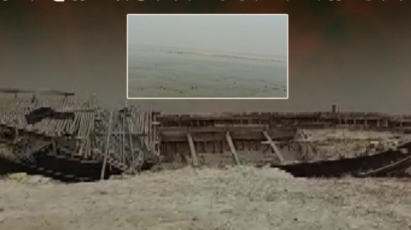 The boat carrying more than a dozen people capsized in the river The boat carrying more than a dozen people capsized in the river