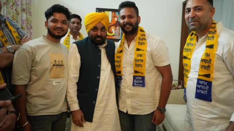 Political news: Big blow to Congress, Congress councilor and senior Congress leader joined AAP Political news: Big blow to Congress, Congress councilor and senior Congress leader joined AAP