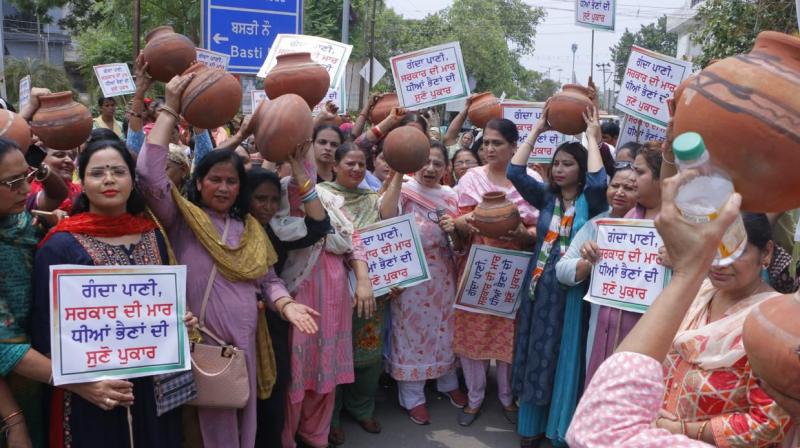Punjab Pradesh Mahila Congress held a massive protest against the contamination of drinking water in Jalandhar West Punjab Pradesh Mahila Congress held a massive protest against the contamination of drinking water in Jalandhar West
