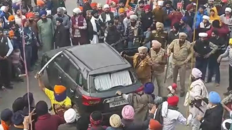 Controversy broke out over Sant Jarnail Singh Bhindranwale's photo Controversy broke out over Sant Jarnail Singh Bhindranwale's photo