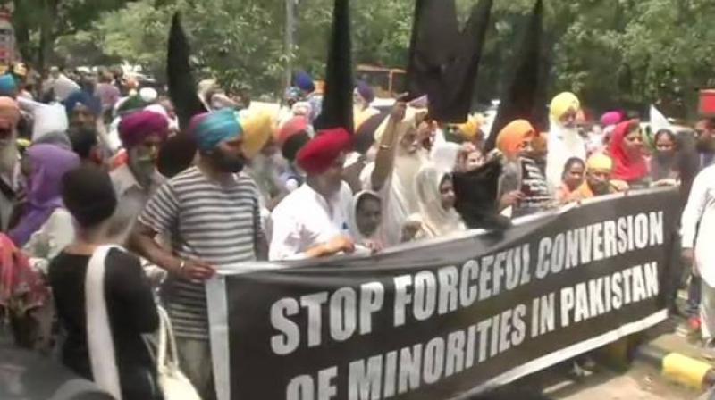 Delhi Sikhs protest outside Pakistan High Commission Delhi Sikhs protest outside Pakistan High Commission