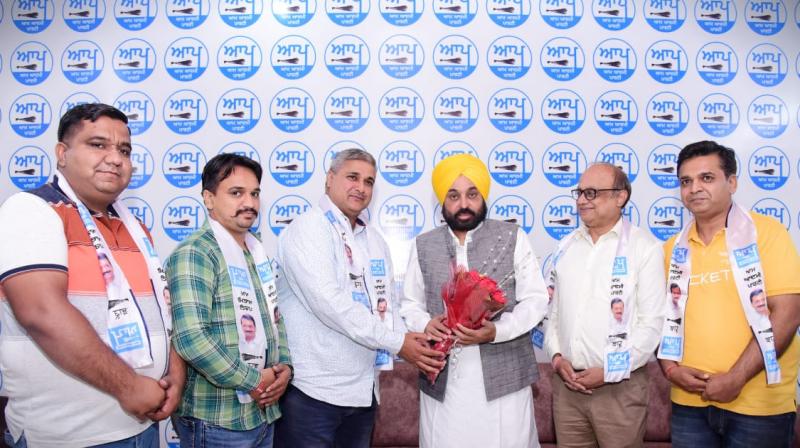 Before the by-elections, BJP state and district level leaders joined AAP Before the by-elections, BJP state and district level leaders joined AAP