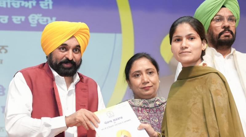RAKHI BONANZA TO WOMEN AS CM HANDS OVER APPOINTMENT LETTERS TO 5714 ANGANWADI WORKERS RAKHI BONANZA TO WOMEN AS CM HANDS OVER APPOINTMENT LETTERS TO 5714 ANGANWADI WORKERS